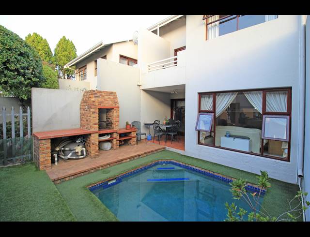 3 BEDROOM TOWNHOUSE FOR SALE IN BEDFORD GARDENS